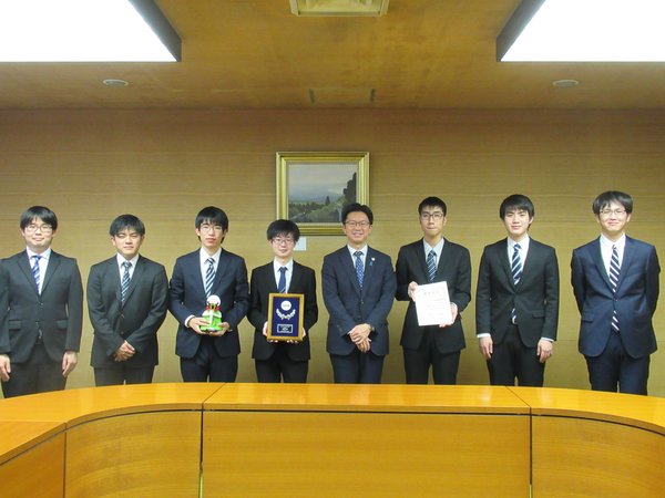 伊木米子市長とＣチーム学生および指導教員