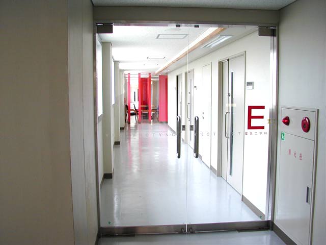 電気情報工学科カラーは「赤」! 入り口から棟の中を覗いた写真です。