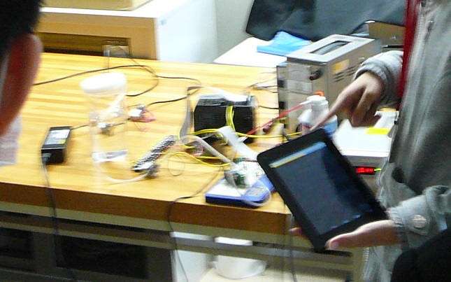 通信技術を応用してバブルディスプレイの制御を行っています。