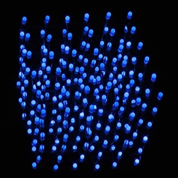 各種電子デバイスを用いて作製したLEDキューブの写真です。