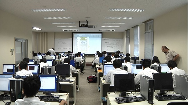 情報処理を学ぶ学生たちの写真です。