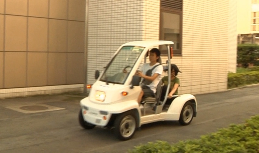 細かく制御された電気自動車が走っています。