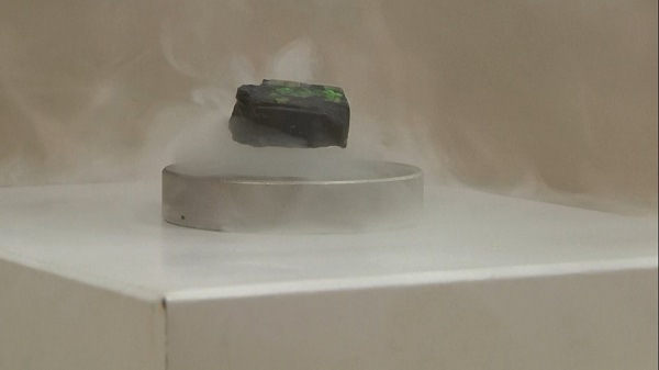 超伝導体の性質を示す実験中の写真です。