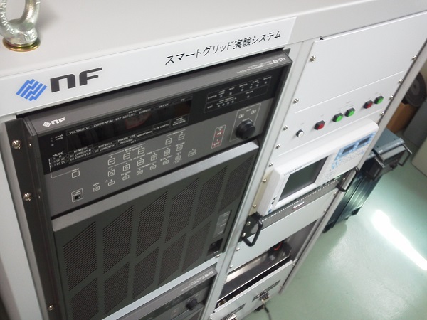 スマートグリッドの実験装置の写真です。