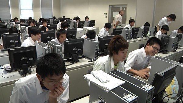 専門科目授業の様子 学生たちがプログラミングの授業を楽しく受けていることが、写真から分かります。