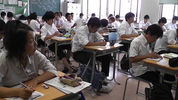 一般科目授業の様子 学生たちが数学の授業を楽しく受けていることが、写真から分かります。