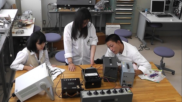 電気情報基礎実験の様子 学生が楽しく実験していることが、写真から分かります。