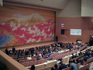 開式前 緞帳が下りています。
