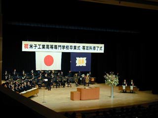 吹奏楽の演奏で式が始まります 緞帳が上がり式典が始まったのが、写真から分かります。