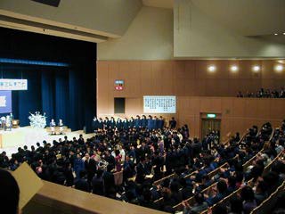 拍手に送られて退場 卒業生が拍手に送られて退場してゆくのが、写真から分かります。