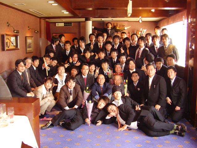 謝恩会にて全員集合 謝恩会の最後に撮られた写真に、学生・教職員皆が笑顔で写っています