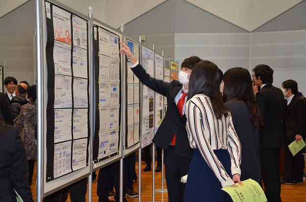 ポスターセッション 学生が卒業研究の成果をポスターセッションしていることが、写真から分かります。