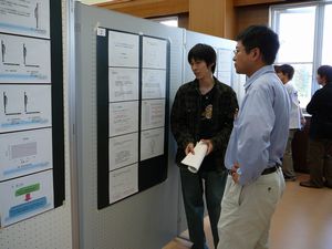 学生が中間発表会で発表する様子が、写真から分かります。