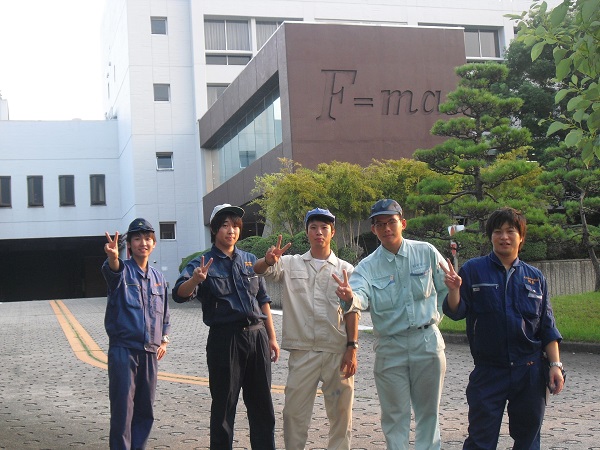 インターンシップ先で インターンシップ先で熱心に就業体験していることが、写真から分かります。