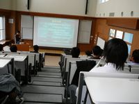 緊張の報告会 インターンシップ報告会の発表者が緊張した表情を浮かべていることが、写真から分かります。