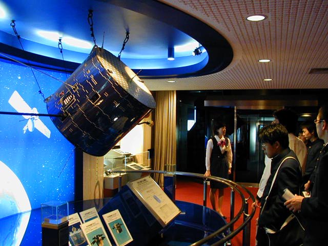 過去の工場見学旅行の様子 シャープの展示施設を見学している学生たちの様子が、写真から分かります。