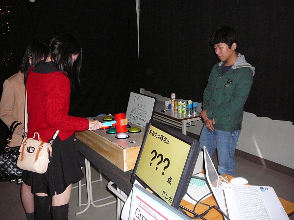 2013年度の様子 2013年度の電気情報工学科展示を来場者が楽しんでくださっていることが、写真から分かります。