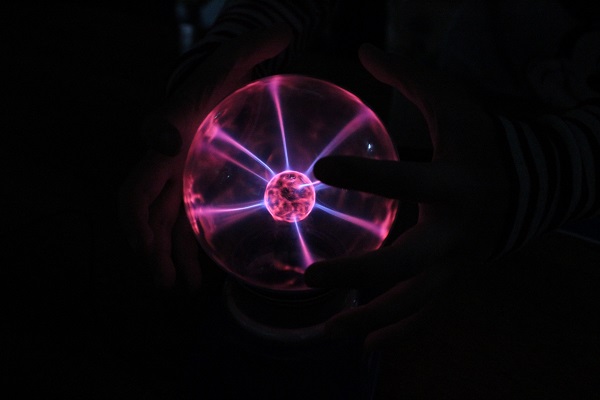 プラズマボールによる放電実験 放電の様子を神秘的にとらえた写真です。