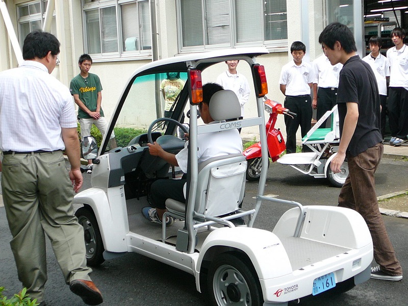 電気自動車を運転