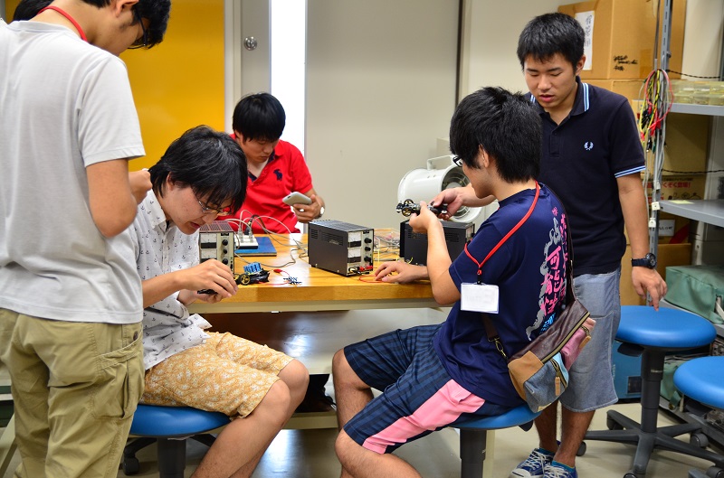 作った模型自動車をコースで走らせる準備