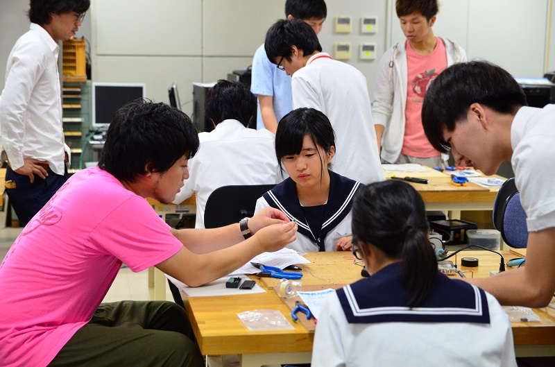 部品を説明する在学生
