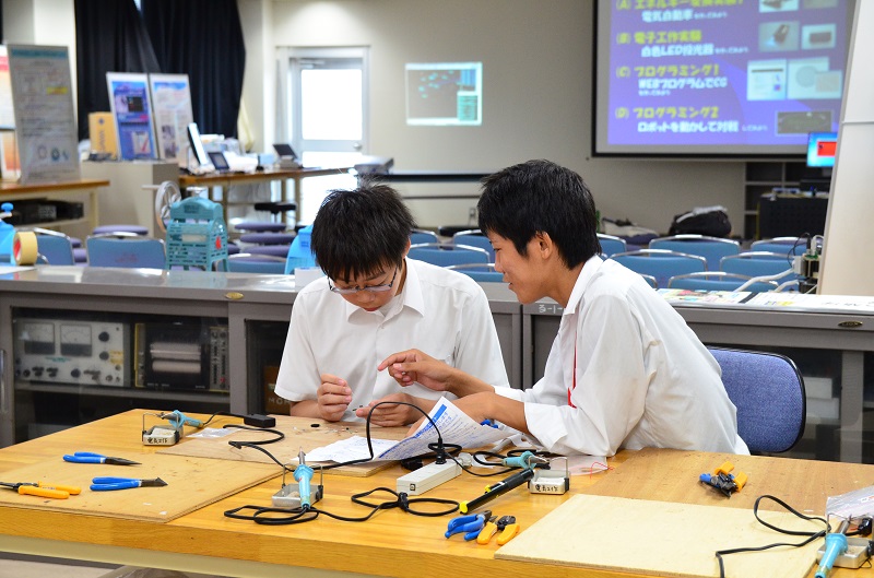 細かな電子部品を間違いなく基板へ刺してゆきます