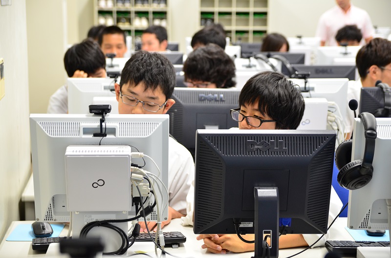 在学生に見守られながら、試行錯誤