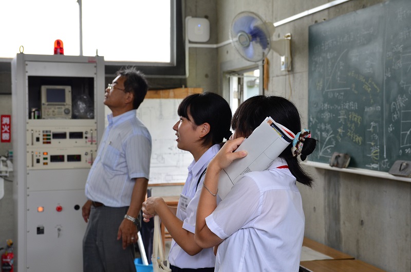 火花放電の威力に驚く