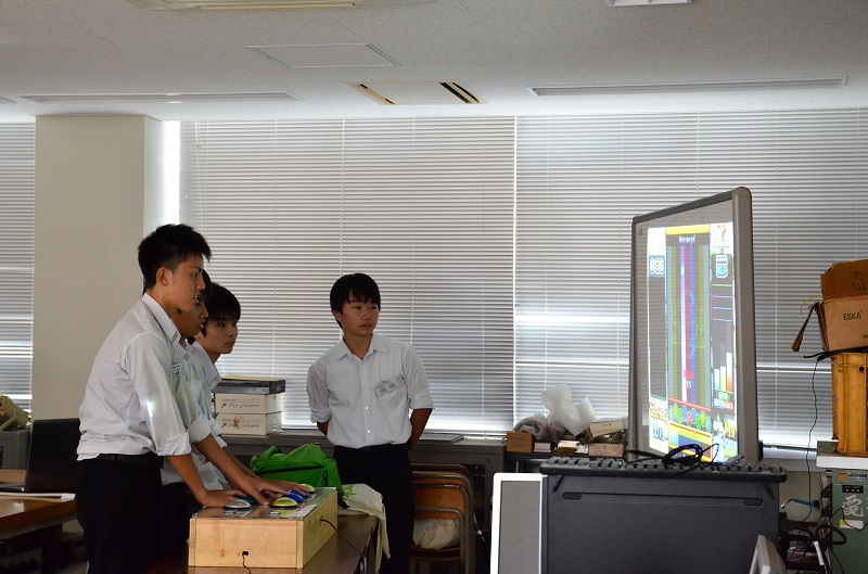 学生が作製したコントローラでゲームプレイ