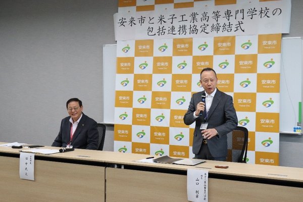 協定締結後に挨拶する山口校長 協定締結後に挨拶する山口校長