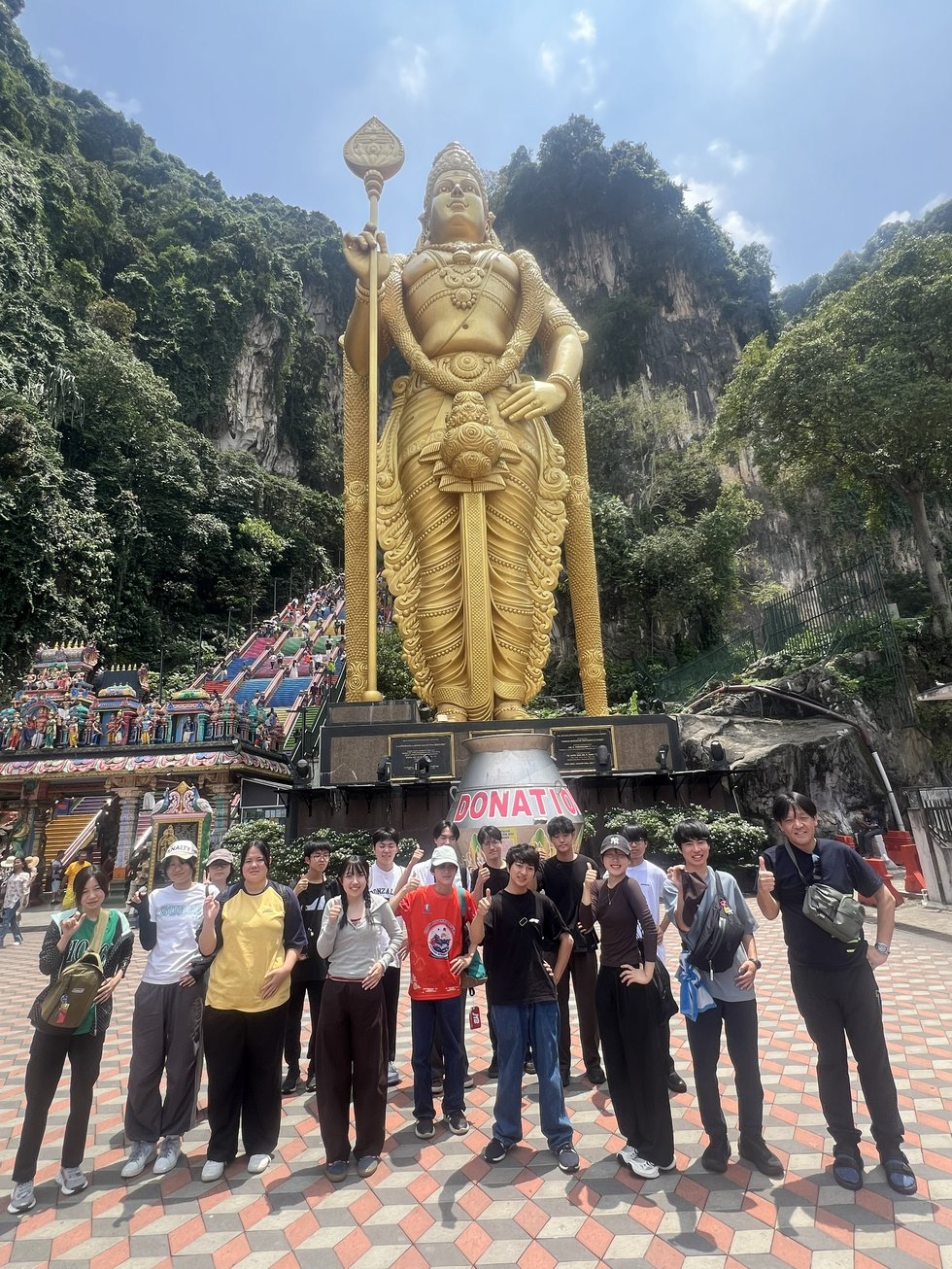 Batu cave の前で集合写真(後ろの神様と同じポーズ) ☆1_IMG_3533.jpg