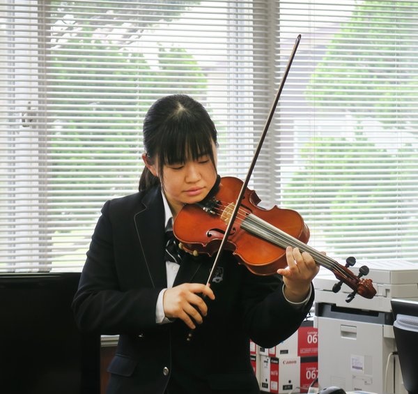 校長室でバイオリン演奏を披露 校長室でバイオリン演奏を披露